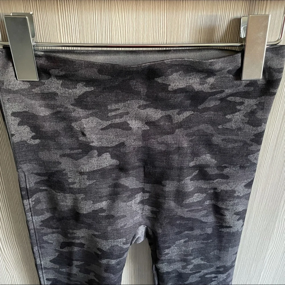 NWT SPANX Look at Me Now Seamless Camo Leggings Size: small (2-4)